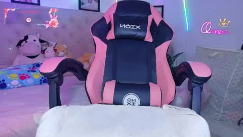 Hellen  online show from April 14, 2026, 9:43 pm