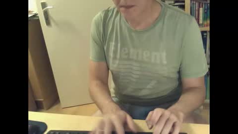 Snapshot of sneaxfreund chatting on January 18, 2026, 12:03 am sneaxfreund online show from January 18, 2026, 12:03 am