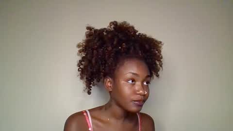 Snapshot of snowie_eyes chatting on May 13, 2026, 4:32 am Snowie eyes online show from May 13, 2026, 4:32 am