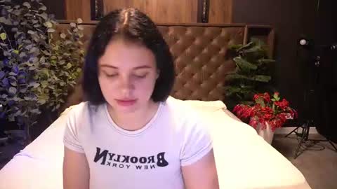 Snapshot of snowwhite_bella chatting on July 17, 2026, 7:41 pm snowwhite_bella online show from July 17, 2026, 7:41 pm