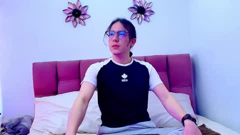 Snowyx  online show from September 24, 2025, 7:17 pm