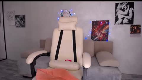 Snapshot of so_sexy_monna chatting on December 4, 2024, 6:28 pm Monna online show from December 4, 2024, 6:28 pm