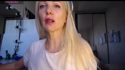 Snapshot of so_sexy_monna chatting on October 4, 2025, 11:08 am Monna online show from October 4, 2025, 11:08 am