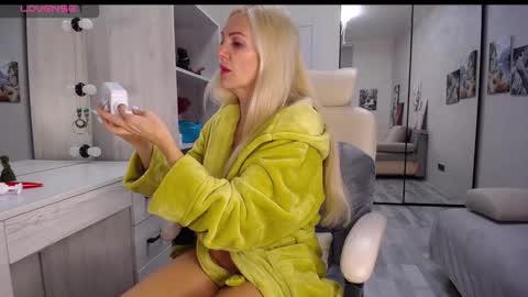 Monna online show from November 6, 2025, 6:42 pm