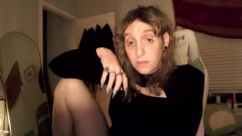 Snapshot of soffpurr chatting on November 7, 2025, 7:19 am Lilytea online show from November 7, 2025, 7:19 am