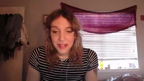 Snapshot of soffpurr chatting on December 2, 2025, 9:21 pm Lilytea online show from December 2, 2025, 9:21 pm