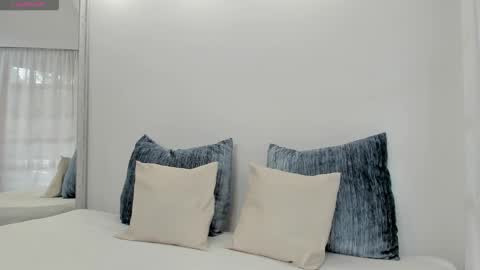 Sofi  online show from November 16, 2025, 12:33 pm