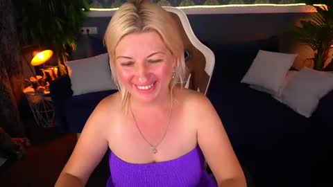 Snapshot of sofi_moonnn chatting on August 4, 2026, 4:42 pm Sofi online show from August 4, 2026, 4:42 pm