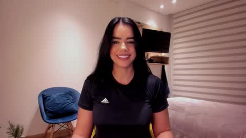 Sofi Saenzz  online show from October 25, 2025, 12:18 am