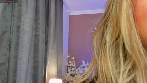 sofia_velvetx online show from April 18, 2026, 7:29 pm