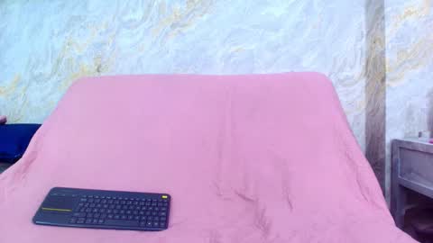 sofiaa_little online show from November 19, 2025, 7:47 pm