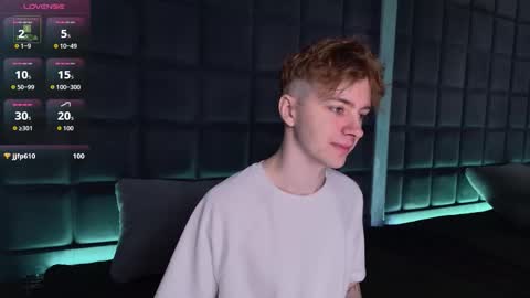 Snapshot of softcrave chatting on December 5, 2025, 8:38 pm PAUL online show from December 5, 2025, 8:38 pm