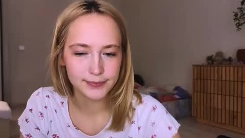 sola_bloom online show from November 18, 2025, 7:51 pm