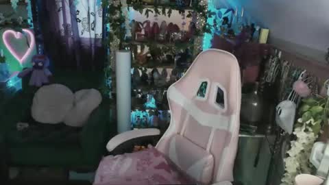 solesticia online show from February 12, 2025, 9:54 pm