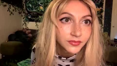 Snapshot of solshimmer chatting on October 11, 2025, 5:39 am solshimmer online show from October 11, 2025, 5:39 am