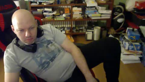 Snapshot of songoku81 chatting on March 9, 2025, 1:04 am Tom online show from March 9, 2025, 1:04 am