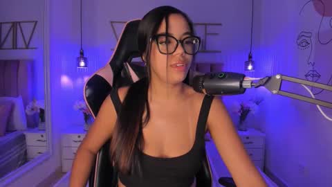 Snapshot of sophiaahill chatting on November 19, 2025, 8:09 pm Sophie Hill online show from November 19, 2025, 8:09 pm