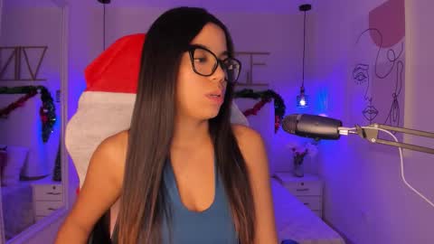 Snapshot of sophiaahill chatting on December 2, 2025, 8:48 pm Sophie Hill online show from December 2, 2025, 8:48 pm