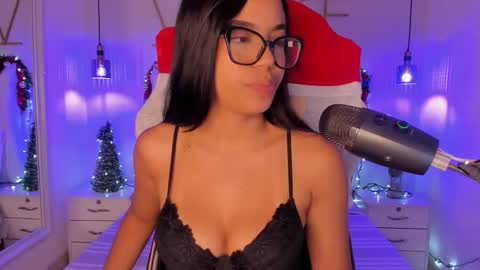 Snapshot of sophiaahill chatting on December 17, 2025, 8:04 pm Sophie Hill online show from December 17, 2025, 8:04 pm