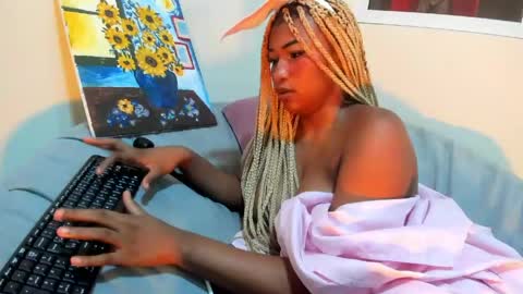 Sophie online show from May 8, 2026, 8:19 am