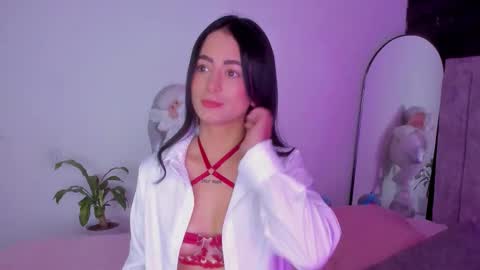 Snapshot of sophie_001 chatting on December 16, 2025, 11:32 pm Sophie online show from December 16, 2025, 11:32 pm