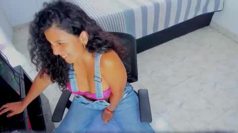 Sophia  online show from November 2, 2025, 3:47 pm