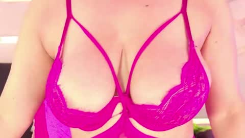 Snapshot of sophie_newton chatting on April 29, 2026, 5:30 pm sophie_newton online show from April 29, 2026, 5:30 pm