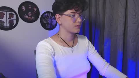 sophie_ross1 online show from December 2, 2025, 1:22 am