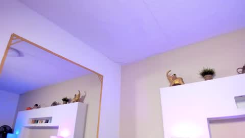 sophie russell  online show from November 27, 2025, 3:52 am