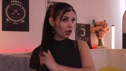 Snapshot of sophiee_art chatting on October 24, 2025, 7:54 pm Sophiee online show from October 24, 2025, 7:54 pm