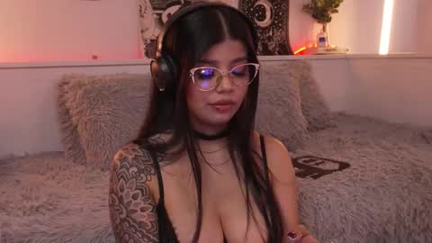 Snapshot of sophiee_art chatting on November 26, 2025, 7:48 pm Sophiee online show from November 26, 2025, 7:48 pm