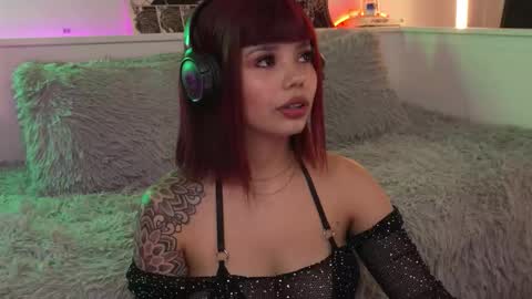 Snapshot of sophiee_art chatting on December 3, 2025, 9:13 pm Sophiee online show from December 3, 2025, 9:13 pm