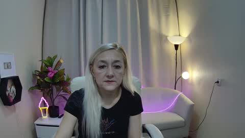 sophiekittyy online show from March 19, 2026, 7:23 am