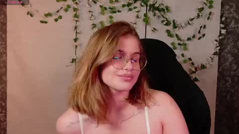 Snapshot of sophiemure chatting on June 30, 2026, 8:43 pm Sophie online show from June 30, 2026, 8:43 pm