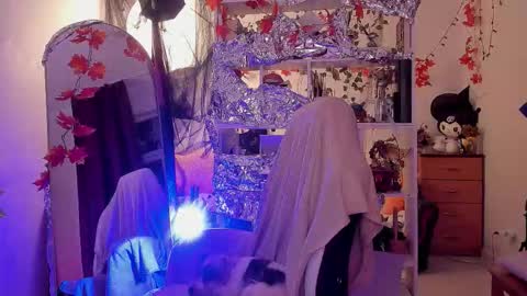 Snapshot of sova_energy chatting on December 2, 2025, 4:51 am Leah online show from December 2, 2025, 4:51 am