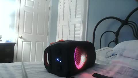 Snapshot of spacecase843 chatting on February 9, 2025, 1:55 am TrndSettrz online show from February 9, 2025, 1:55 am