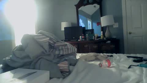 Snapshot of spacecase843 chatting on February 12, 2025, 2:56 am TrndSettrz online show from February 12, 2025, 2:56 am