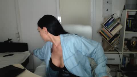 Carla online show from October 15, 2025, 4:07 pm