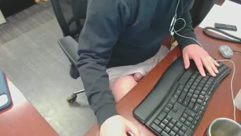 Snapshot of squirrelly82 chatting on February 27, 2025, 9:25 pm make me cum c2c talk to me online show from February 27, 2025, 9:25 pm