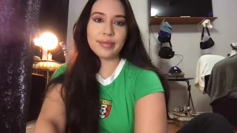 Snapshot of starlitdreams777 chatting on February 25, 2025, 3:20 am starlitdreams777 online show from February 25, 2025, 3:20 am