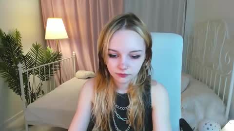 Snapshot of staymonica chatting on October 5, 2025, 1:20 pm MONICA online show from October 5, 2025, 1:20 pm