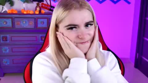 stef_nicks online show from October 29, 2025, 9:44 am