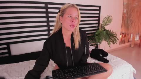 Snapshot of stefannny_ chatting on December 2, 2024, 4:20 pm Stefanny online show from December 2, 2024, 4:20 pm