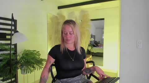 Snapshot of stefannny_ chatting on January 10, 2025, 3:48 pm Stefanny online show from January 10, 2025, 3:48 pm