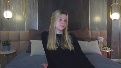 Snapshot of stefie_wells chatting on April 1, 2026, 7:09 am Stefie online show from April 1, 2026, 7:09 am