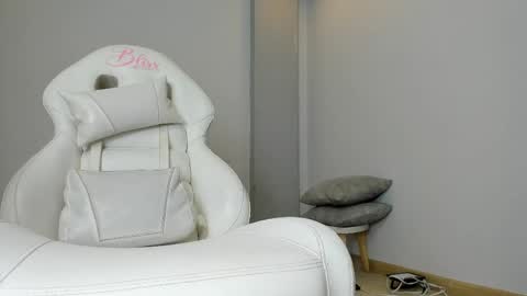 Stefany Bratz online show from April 13, 2026, 3:12 am