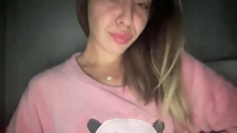 Snapshot of stefy_glow chatting on November 4, 2025, 9:25 pm stefy_glow online show from November 4, 2025, 9:25 pm