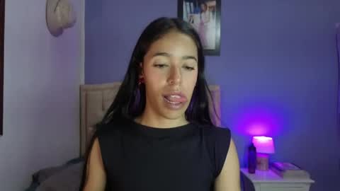 Stephania online show from April 16, 2026, 5:03 pm