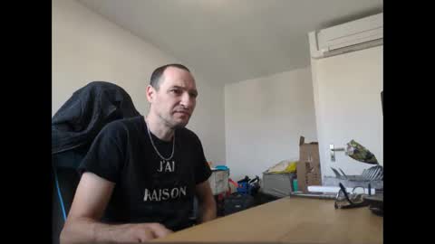 Snapshot of stickolive1 chatting on April 22, 2026, 7:33 am stickolive1 online show from April 22, 2026, 7:33 am