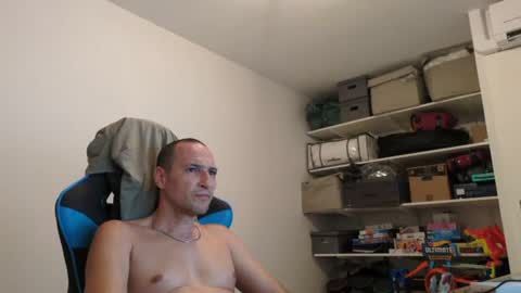 Snapshot of stickolive1 chatting on August 3, 2026, 8:01 pm stickolive1 online show from August 3, 2026, 8:01 pm